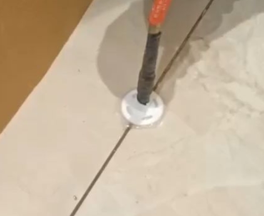 贺州市瓷砖空鼓维修公司专业解答瓷砖在铺贴过程中，如果没有涂抹均匀到位的粘结材料（如水泥砂浆或瓷砖胶），可能会导致以下问题