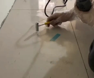 贺州市瓷砖开裂维修公司专业分享瓷砖在铺贴前如果没有沥干水分，将会导致以下问题