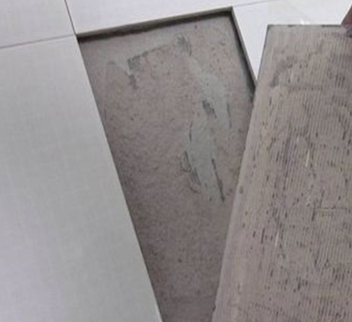 贺州市瓷砖空鼓维修公司分享瓷砖铺贴时如果打浆（即涂抹在瓷砖背面和基层上的砂浆或瓷砖胶）过少，会带来以下问题